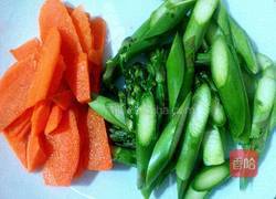 芦笋炒鸡蛋的做法图解1