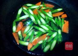 芦笋炒鸡蛋的做法图解3