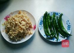 下饭菜(尖椒萝卜干)的做法图解1