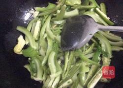 客家肉丸炒青椒的做法图解6