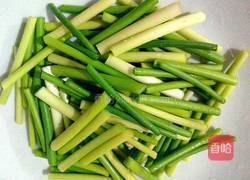 蒜苔炒腊肠的做法图解1