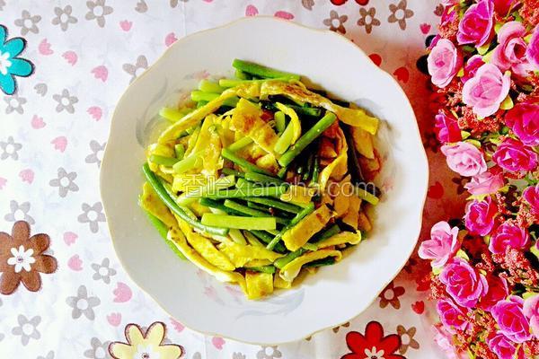 蒜苔炒蛋饼