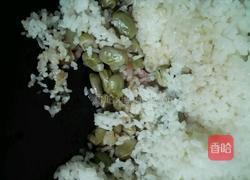 蚕豆火腿焖饭的做法图解2