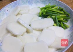蒜蓉炒年糕的做法图解1
