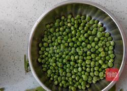 豌豆粒炒肉丁的做法圖解1