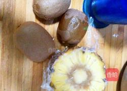 菠萝奇异果冰沙的做法图解1