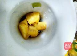 菠萝奇异果冰沙的做法图解4