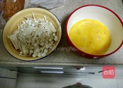 金针菇抱蛋的做法图解1