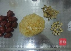 红枣银耳莲子百合汤的做法图解1