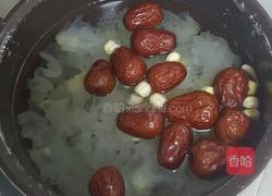 红枣银耳莲子百合汤的做法图解3