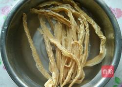 青椒炒腐竹的做法图解1