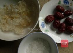 银耳红枣羹的做法图解1