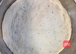 虾仁培根披萨的做法图解2