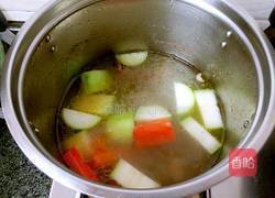 节瓜红萝卜猪筒骨汤的做法图解2