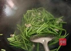 肥肉炒芦蒿的做法图解2
