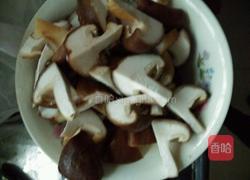 青椒炒香菇的做法图解1