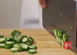 秋葵炒鸡蛋的做法图解1