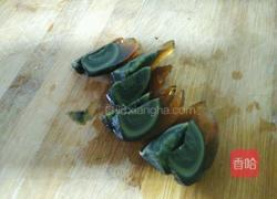 香肠拼皮蛋的做法图解2