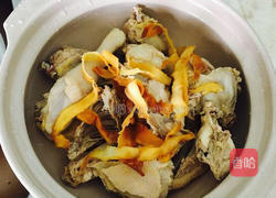 干鲍鱼花胶老鸡汤的做法图解2