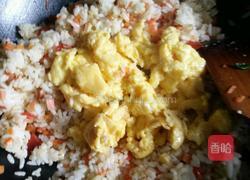 胡萝卜鸡蛋火腿炒饭的做法图解7