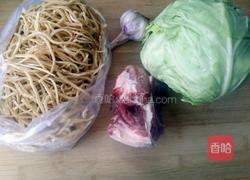 甘蓝焖饼的做法图解1