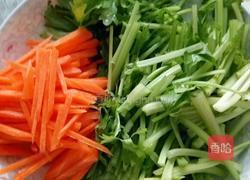 芹菜炒胡萝卜的做法图解1
