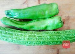 青椒炒苦瓜的做法图解1