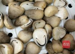 瘦肉炒草菇的做法图解1