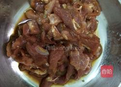 瘦肉炒草菇的做法图解2