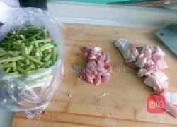 五花肉炒蒜苔的做法图解1