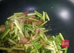 五花肉炒蒜苔的做法图解3
