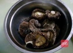 香菇猪肉饺的做法图解1