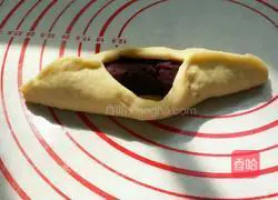 Sesame and Purple Sweet Potato Bread Recipe Illustration 4