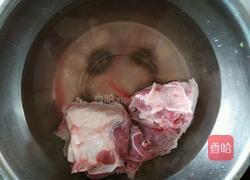 小白菜骨棒汤的做法图解1