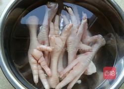 鸡爪花生红枣汤的做法图解1