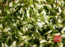 蒸槐花的做法图解3