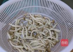 蟹味菇鲜菜汤的做法图解1