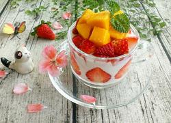 芒果草莓酸奶杯