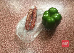 腊肠炒青椒的做法图解1