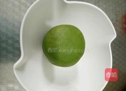 翡翠莲蓉蛋黄酥的做法图解3