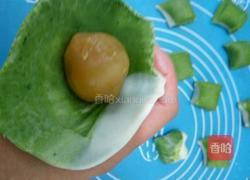 翡翠莲蓉蛋黄酥的做法图解20