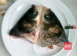 啤酒炖胖头鱼头的做法图解1