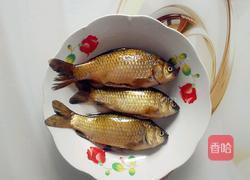 小鲫鱼汤的做法图解1