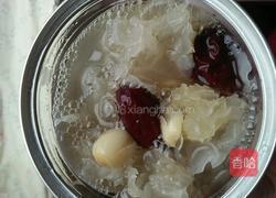 银耳莲子羹的做法图解3