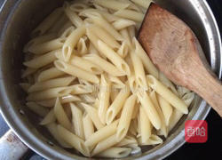 小白做火腿肠炒通心粉的做法图解1