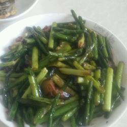 腊肉炒蒜薹的做法[图]