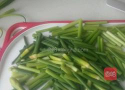 腊肉炒蒜薹的做法图解1