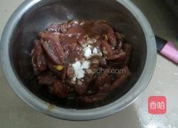 蒜苗炒牛肉的做法图解1