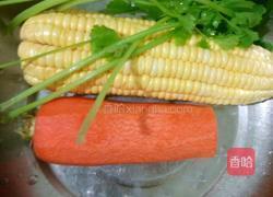 胡萝卜玉米鸡腿汤的做法图解2