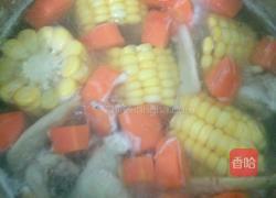 胡萝卜玉米鸡腿汤的做法图解6